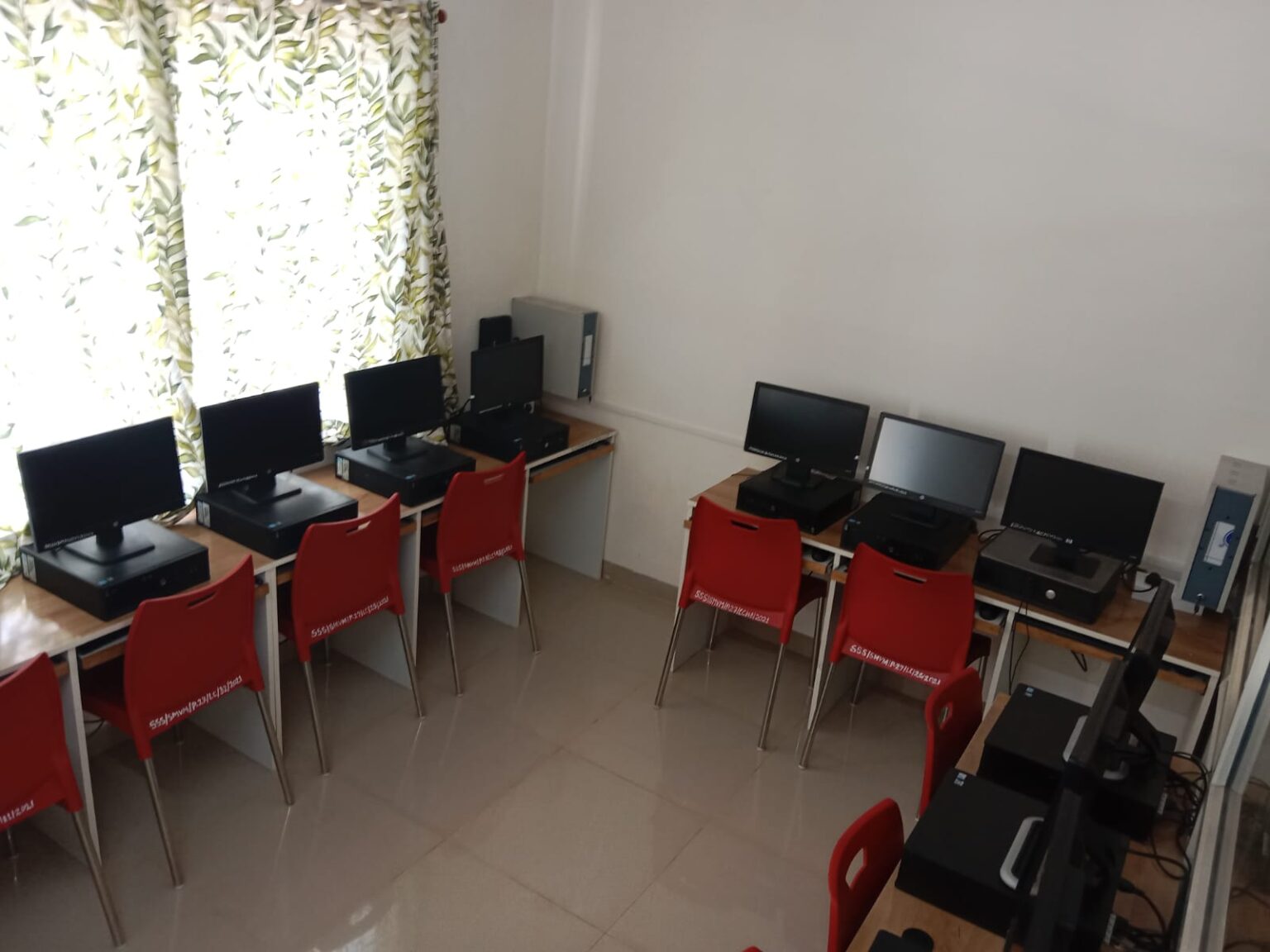 1. Computer lab Shriram Mahila Vidnyan Mahavidyalaya, Paniv
