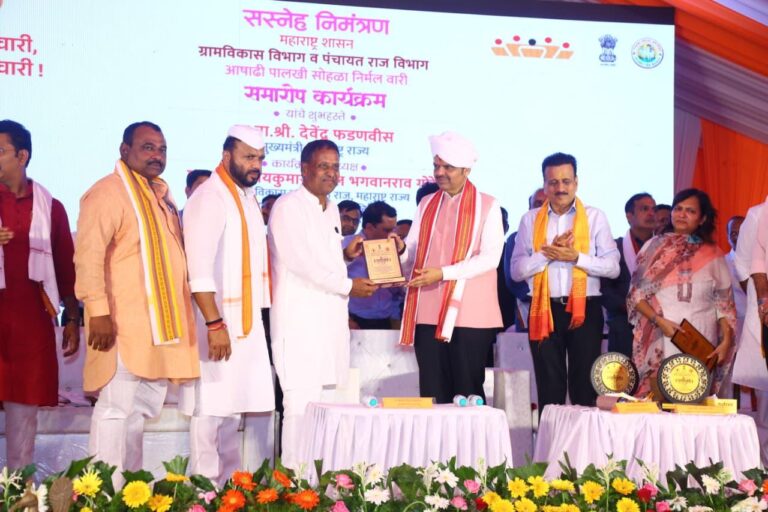 संतश्रेष्ठ ज्ञानेश्वर महाराज व जगद्गुरू तुकाराम महाराज यांच्या आषाढी पालखी सोहळ्यात वारकरी भाविकांच्या चरण सेवेसाठी महाविद्यालयाच्या विद्यार्थ्यांनीनी केलेल्या उल्लेखनीय आणि निस्वार्थ योगदानाची दखल घेत महाराष्ट्र शासनाच्या वतीने मा. मुख्यमंत्री देवेंद्र फडणवीस यांच्या हस्ते आमच्या श्रीराम शिक्षण संस्थेचे अध्यक्ष मा.प्रकाश पाटील यांचा चरणसेवा सन्मानचिन्ह देऊन गौरव करण्यात आला.